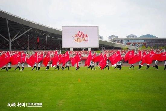 本片荣获最好影片、最好导演、最好女主角、最好造型化装奖等各项声誉。                                  　　1554年，在玛丽一世血腥的统治下，英国堕入了空前的紊乱。直到1558年她驾崩，她同父异母的mm伊丽莎白（凯特·布兰切特 Cate Blanche tt 饰）登上女王的宝座，举国上下一片欢娱。令伊丽莎白兴奋不已的不但仅是登上王位， 还有幼时的心上人罗伯特-达德利（约瑟夫·费因斯 Joseph Fiennes 饰）竣事放逐，从头走进了她的糊口。但突如其来的宫庭政变、隐藏的诡计、年夜臣的棍骗、国度糟场面地步，无不给这位新任女王带来危机。但她应用本身的聪明，在一次次宫庭政变中，富丽脱身，一次次打扫异己，巩固了本身的王位，并将16世纪的英格兰从朝不保夕的边沿推向兴盛的极点。但伊丽莎白谢绝任何政治上的联婚，对峙寻求真爱。这位威严、冷峻、坚毅的女王最后毕生未嫁，只与国度和权力毕生为伴。